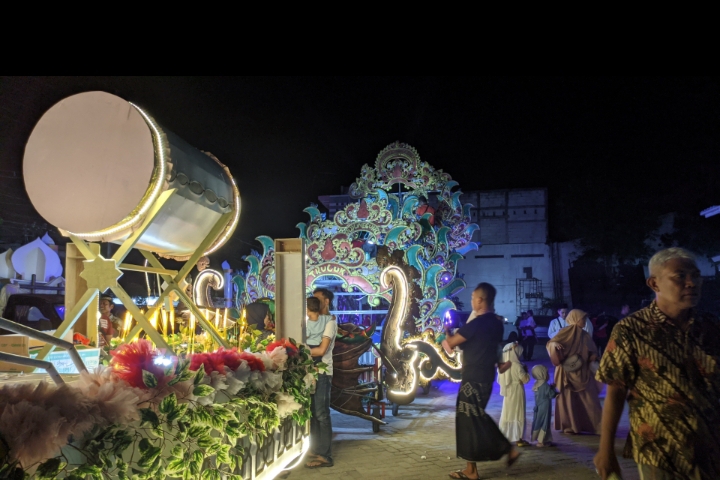 SEMARAK TAKBIRAN: Warga Bojonegoro semarak takbiran keliling. Digelar unik hingga lampu hias berkeliling perkotaan Bojonegoro hingga desa-desa, Rabu malam (28/6). (WAHYU DHANI ALFIANSYAH/RDR.BJN)