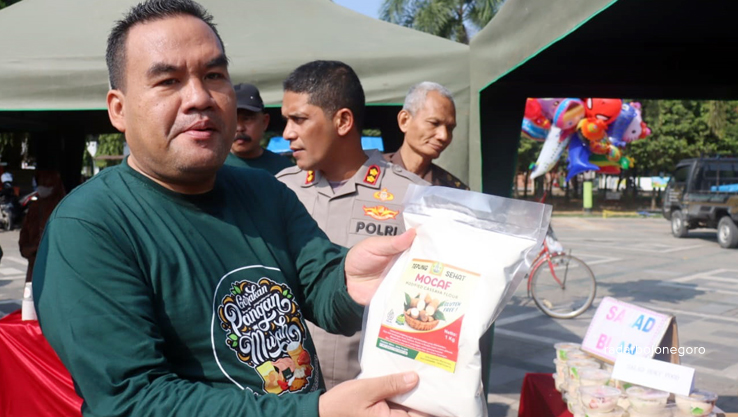 MENJAGA HARGA: Bupati Arief Rohman bersama stakeholder mengadakan gerakan pangan murah di kompleks Blok T Senin (26/6). Acara ini menekan harga pangan menjelang Idul Adha. (ISTIMEWA FOR RDR.BLORA)