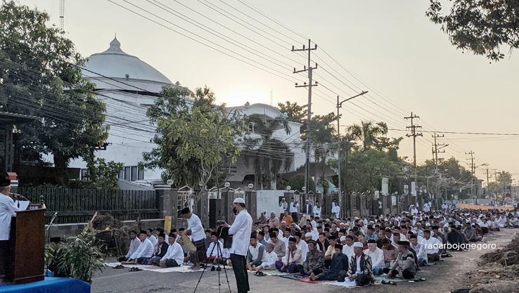 RIBUAN JEMAAH: Ribuan jemaah Salat Iduladha di zepanjang Jalan Teuku Umar, Bojonegoro. PD Muhammadiyah gelar Salat Iduladha Rabu pagi ini. (DHANI WAHYU ALFIANSYAH/RDR.BJN)