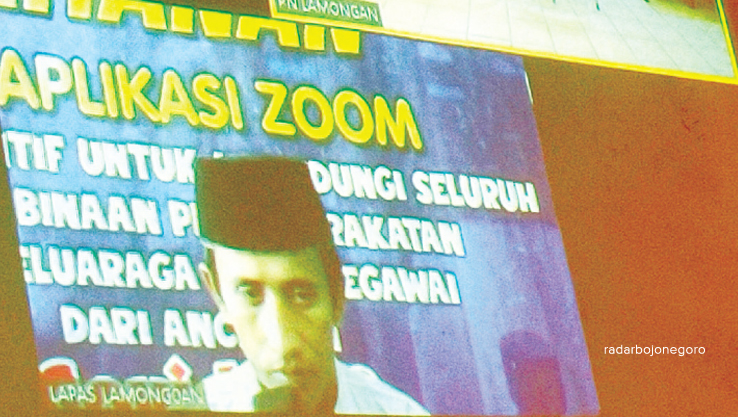 JALANI SIDANG: Bukhori, 40, terbukti memiliki sabu-sabu dan divonis hukuman lima tahun penjara oleh majelis hakim PN Lamongan. &nbsp;(ISTIMEWA FOR RDR.LMG)