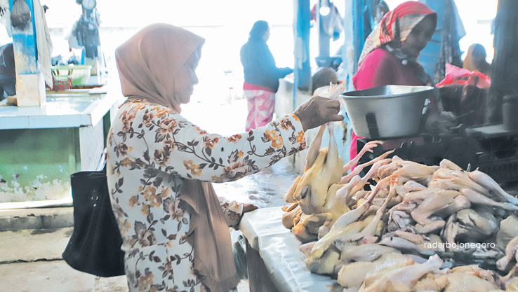 BISA PICU INFLASI: Pedagang ayam di Pasar Kota Bojonegoro. Harga ayam naik sekitar Rp 10.000 per kilogram. Kenaikan sejak dua bulan lalu. (YUAN EDO/RDR.BJN)