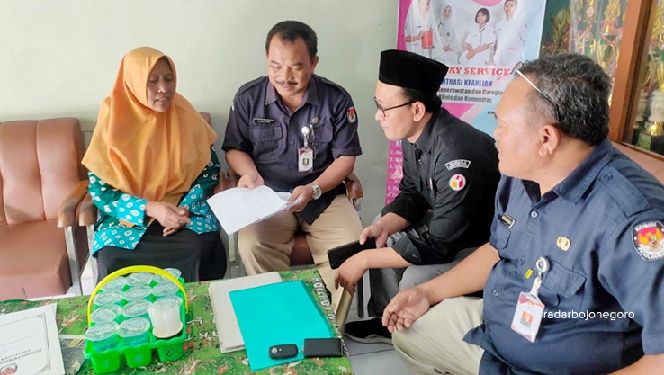 JELANG PILEG: Petugas pemilu memberi edukasi terkait persiapan pileg. KPU menemukan ada 561 bacaleg berkasnya belum lengkap. (RAHUL OSCARRA DUTA/RDR.BLORA)