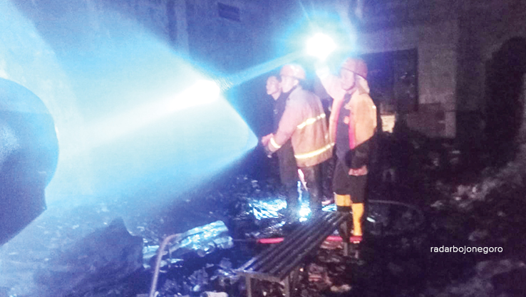 GARA &mdash; GARA KOREK BENSOL: Petugas PMK melakukan pemadaman di toko milik Supriyanto di pinggir jalan nasional Pucuk &mdash; Sukodadi Rabu (28/6). (ISTIMEWA FOR RDR.LMG)