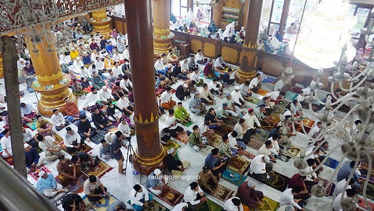 PENUH: Jemaah memenuhi Masjid Agung Darussalam untuk melaksanakan Salat Idul Adha. Bahkan, jemaah membludak hingga trotoar, jalan raya, hingga alun-alun. (YUAN EDO/RDR.BJN)