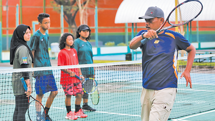INTENSIF: Para atlet tenis saat latihan di kompleks stadion. Kejuaraan di Surabaya dapat empat medali. (YUAN EDO/RDR.BJN)