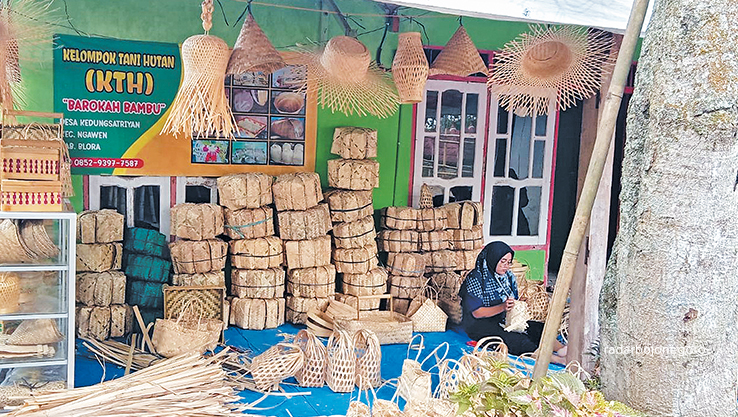 RAMAH LINGKUNGAN: Para perajin menyulap anyaman bambu menjadi besek atau wadah daging kurban. Beragam variasi anyaman tampak terpampang di teras rumah warga Desa Kedungsatriyan, Blora. (LUKMAN HAKIM/R
