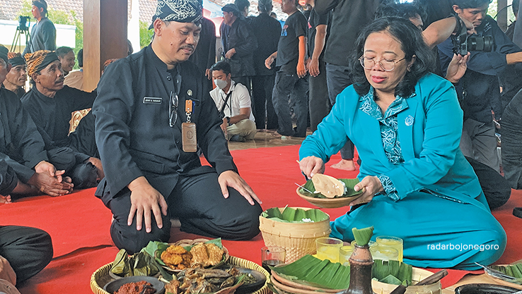 SEDAP: Direktur Tata Kelola Destinasi Kementerian Pariwisata dan Ekonomi Kreatif Indra Ni Tua mencicipi hidangan Desa Wisata Samin Sambongrejo. (RAHUL OSCARRA DUTA/RDR.BLORA)