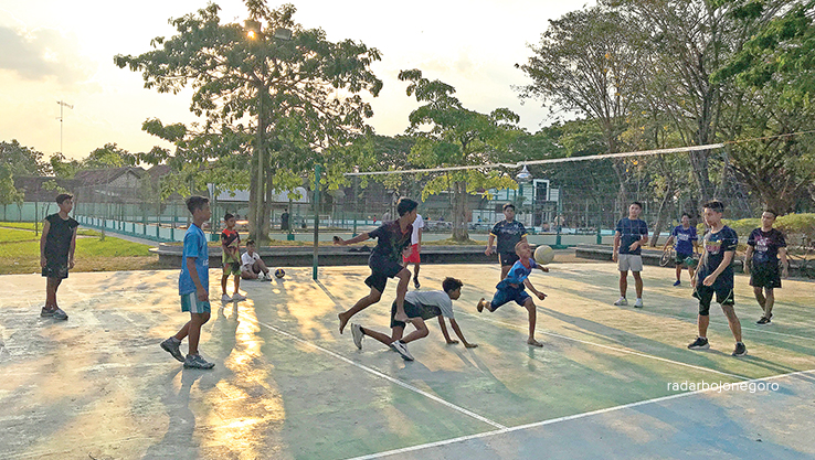 BERKERINGAT: Anak-anak hingga pemuda kian banyak berolahraga di kompleks SLS. Voli, basket, hingga jogging. (BHAGAS DANI PURWOKO/RDR.BJN)
