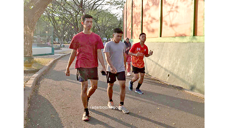 BERKERINGAT: Anak-anak hingga pemuda kian banyak berolahraga di kompleks SLS. Voli, basket, hingga jogging. (BHAGAS DANI PURWOKO/RDR.BJN)