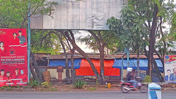 SEMRAWUT: Sejumlah baner politisi di salah satu titik jalan protokol di Lamongan. (ANJAR DWI PRADIPTA/RDR.LMG)