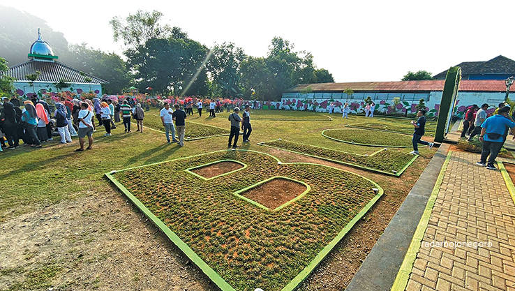 BUNGA BUGENVIL PORTABEL: Taman Love Blora ini baru didirikan. Menempati eks tanah bangunan Sasana Bhakti. (LUKMAN HAKIM/RDR.BLORA)