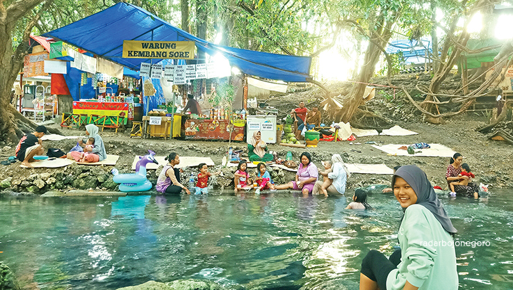 HEBAT: Pengunjung menikmati Wisata Air Grogolan di Desa Ngunut. (M. IRVAN RAMADHON/RDR.BJN)
