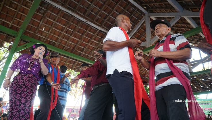 BUDAYA DESA: Para masyarakat Desa Sumberarum saat uri-uri budaya di area Gua Sumur. Ada tradisi kaul (HAKAM AL-GHIFARI/RDR.BJN)