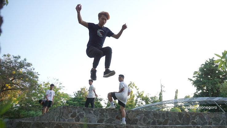 BERANI JATUH: Para pemuda bergantian melompat saat latihan parkour di Taman Rajekwesi. (HAKAM AL-GHIFARI/RDR.BJN)
