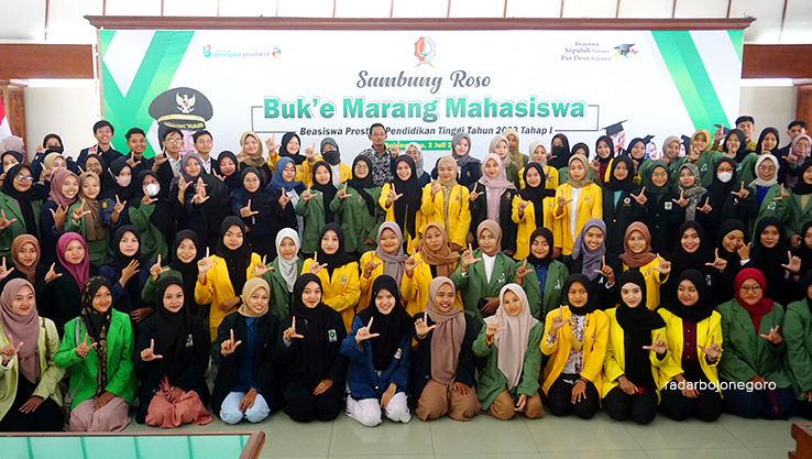 ANTUSIAS: Para mahasiswa antusias berfoto bersama usai mengikuti acara penyaluran beasiswa prestasi Pemkab Bojonegoro. (YUAN EDO/RDR.BJN)