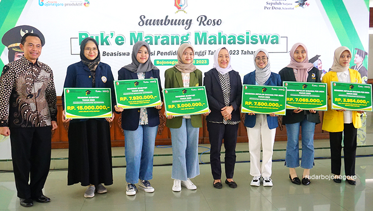 PENYALURAN BEASISWA: Bupati Anna Mu