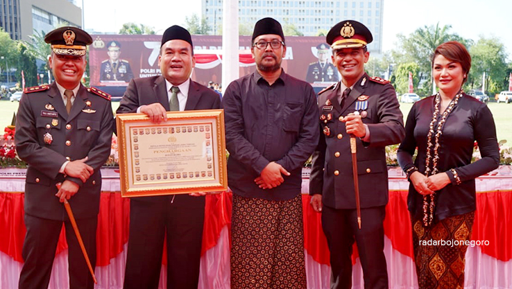 MEMBANGGAKAN : Bupati Blora Arief Rohman saat menerima penghargaan dari Kapolda Jawa Tengah di Semarang Sabtu (1/7) lalu. (ISTIMEWA FOR RDR.BLORA)