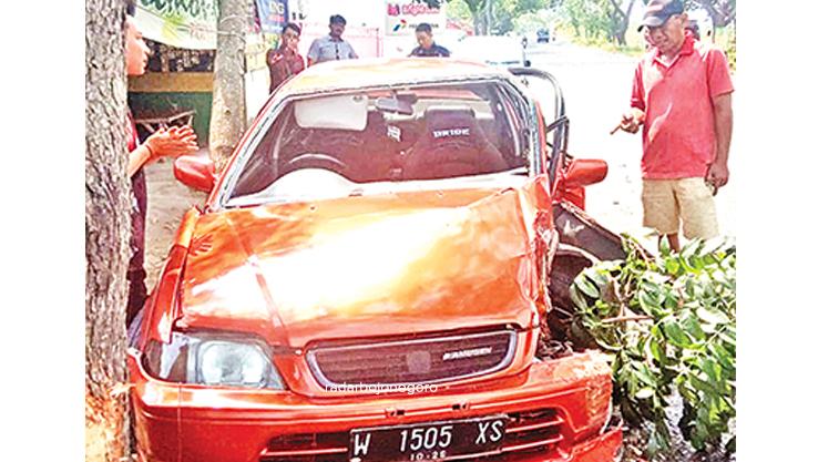 RUSAK BAGIAN DEPAN: Kondisi mobil setelah menabrak pohon di jalan raya Mantup kemarin. (ISTIMEWA FOR RDR.LMG)