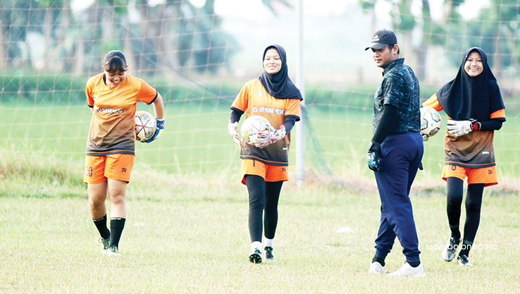TERUS BERLATIH: Pemain tim sepak bola putri Lamongan yang dipersiapkan ke Porprov Jatim. &nbsp;(ANJAR DWI PRADIPTA/RDR.LMG)