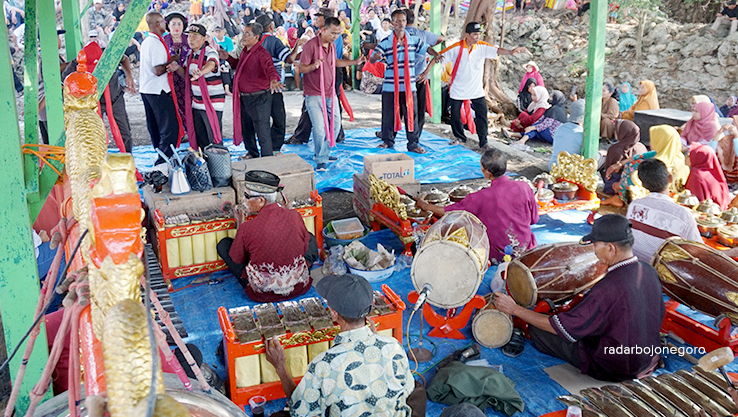 SEDEKAH BUMI: Langen tayub dan karawitan menjadi menu spesial setiap sedekah bumi, seperti di Desa Smberarum, Kecamatan Dander ini. (AHMAD HAKAM ALGHIVARI/RDR.BJN)