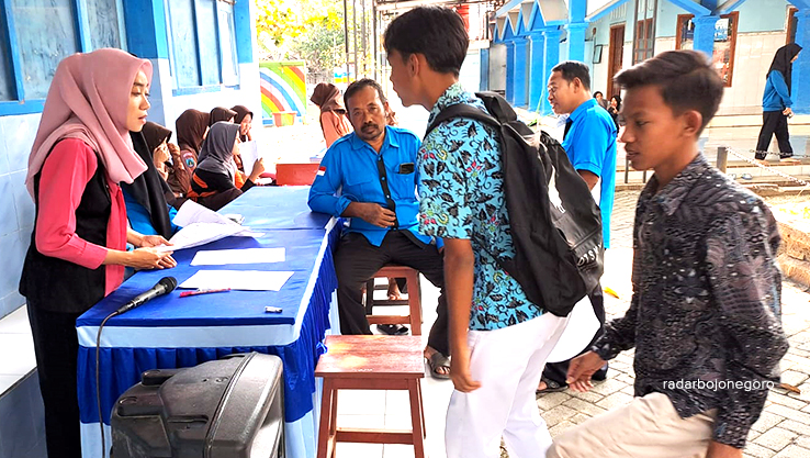 LOLOS: Pendaftar melakukan daftar ulang usai diterima jalur zonasi SMAN 1 Sugihwaras. (M. IRVAN RAMADHON/RDR.BJN)