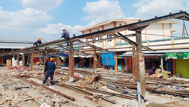 DIBANGUN: Pembangunan Pasar Induk Cepu mulai proses penimbunan material urukan. (LUKMAN HAKIM/RDR.BLORA)