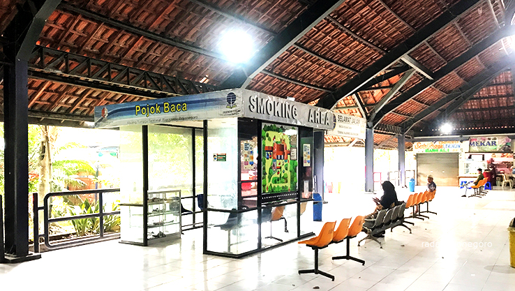 TEMPAT BERASAP: Salah satu tempat merokok di Terminal Rajekwesi Bojonegoro. Raperda KTR butuh masukan insan kesehatan. (BHAGAS DANI PURWOKO/RDR.BJN)