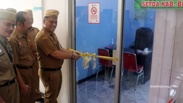 DIRESMIKAN: Sekda Blora Komang Gede Irawadi didamping Kepala Dinkes Blora Edy Widayat meresmikana Posko Kesehatan di Kantor Setda. (ISTIMEWA FOR RDR.BLORA)