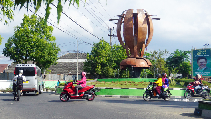 AKSES PENTING: Bundaran Jetak ini menjadi akses penting Bojonegoro. Cukup ramai. Pemkab Bojonegoro berencana membangun flyover. (YUAN EDO/RDR.BJN)