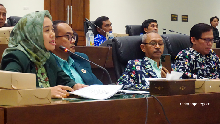 PUBLIC HEARING: Perwakilan dari insan kesehatan dihadirkan membahas Raperda KTR di DPRD Bojonegoro kemarin. (YUAN EDO/RDR.BJN)