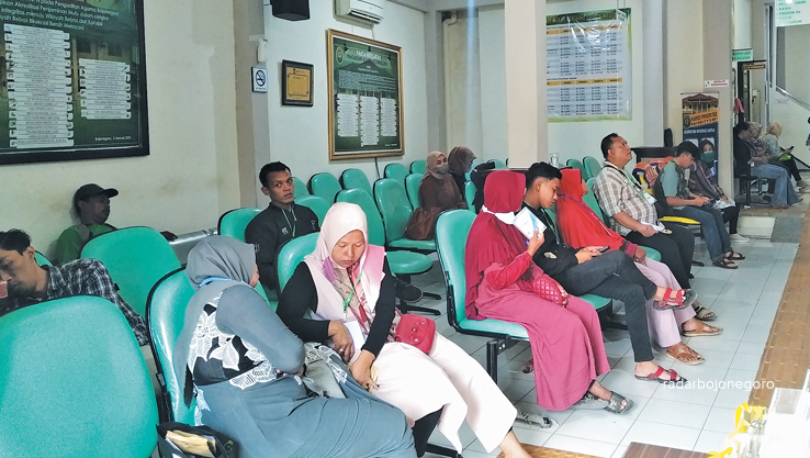 MENUNGGU SIDANG: Antrean persidangan di PA Bojonegoro, data terakhir tercatat 259 pemohon diska. (YANA DWI KURNIYA WATI/RDR.BJN)