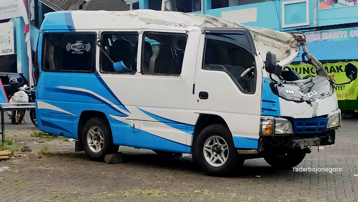 RUSAK: Elf yang ringsek usai kecelakaan di Sarangan Magetan. Elf mengangkut belasan penumpang asal Desa Pacing, Sukosewu, Bojonegoro. (ISTIMEWA FOR RDR.BJN)
