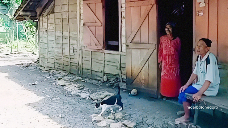 DI TENGAH HUTAN: Kasminah bersama Suparis, suaminya. Tinggal di tengah hutan, tepatnya di Dusun Pradok, Desa Bubulan. (DHANI WAHYU ALFIANSYAH/RDR.BJN)