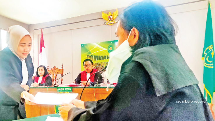 TUNTUTANNYA TUJUH TAHUN: JPU Dwi Dara Agustina memberikan surat tuntutan kepada Fredy, penasihat hukum pada sidang kemarin di PN Lamongan. (ISTIMEWA FOR RDR.LMG)