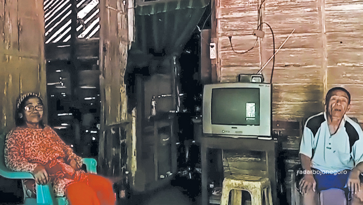 WARGA MISKIN: Salah satu warga tinggal di Kampung Magersaren. Lokasinya di tengah hutan BKPH Pradok Bubulan. Mereka tak bisa pindah karena tak miliki lahan pengganti. (DHANI WAHYU ALFIANSYAH/RDR.BJN)