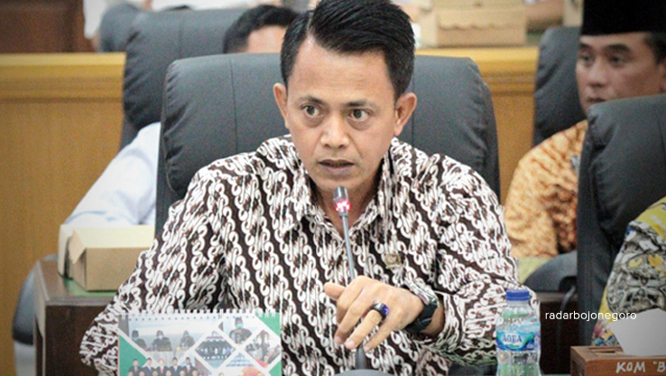 BAHAS ANGGARAN: Lasuri salah satu anggota Banggar DPRD. Ia memprediksi postur P-APBD sekitar Rp 8 triliun. (DOKUMENTASI RDR.BJN)