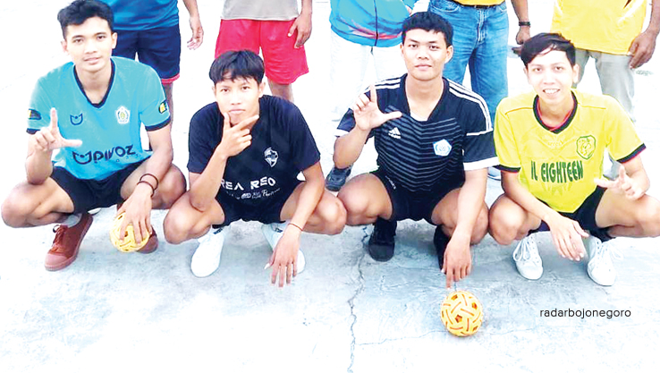 LATIHAN DI PACIRAN: Atlet sepak takraw di Lamongan berfoto bersama. (ISTIMEWA FOR RDR.LMG)