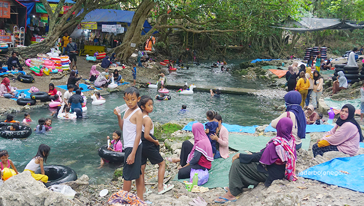 WISATA DAN BUDAYA: Keramaian pengunjung wisata air Grogolan Desa Ngunut, Kecamatan Dander, kemarin. Bersaman warga gelar sedekah bumi. (YUAN EDO/RDR.BJN)