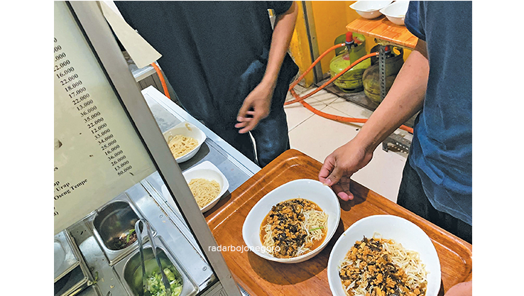 KULINER: Mi Pangsit Goreng menjadi salah satu menu andalan pelanggan Bakmie Kolonel. Cita rasa khasnya. (RAHUL OSCARRA DUTA/RDR.BLORA)