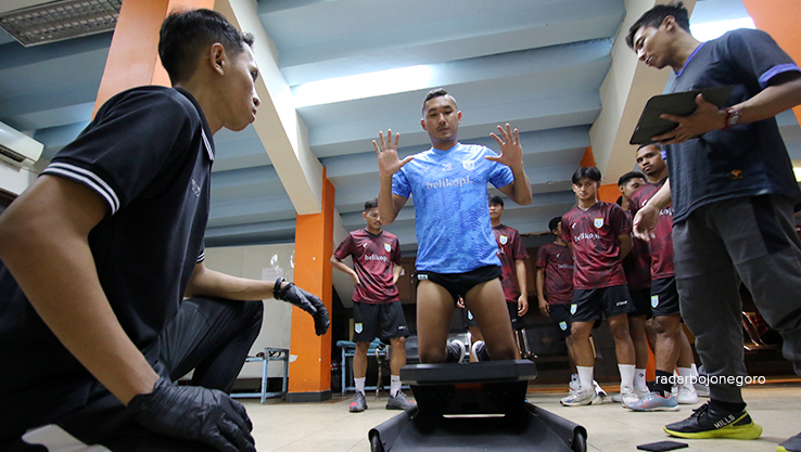 PANTAU KONDISI: Tim pelatih Persela ingin mengukur risiko cedera dari pemain melalui tes fisik. (ANJAR DWI PRADIPTA/RDR.LMG)