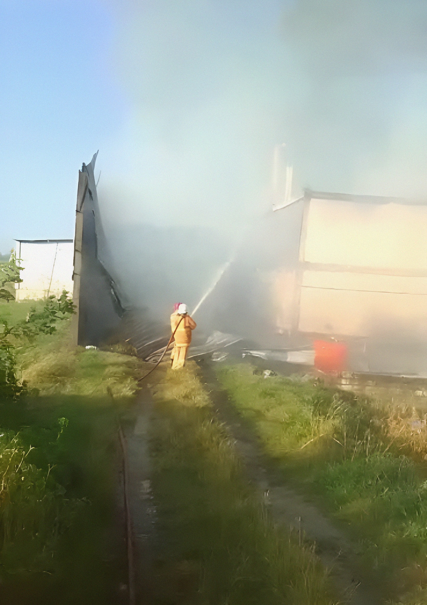 JINAKKAN API: Petugas damkarmat Bojonegoro memadamkan kandang terbakar di Desa Pasinan, Kecamatan Baureno, Bojonegoro, Minggu (9/7). (WAHYU DHANI ALFIANSYAH)