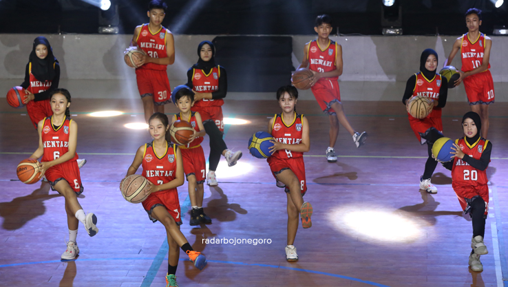 USIA DINI: Pebasket Cilik Bojonegoro beraksi saat pembukaan Bupati Cup. (YUAN EDO/RDR.BJN)