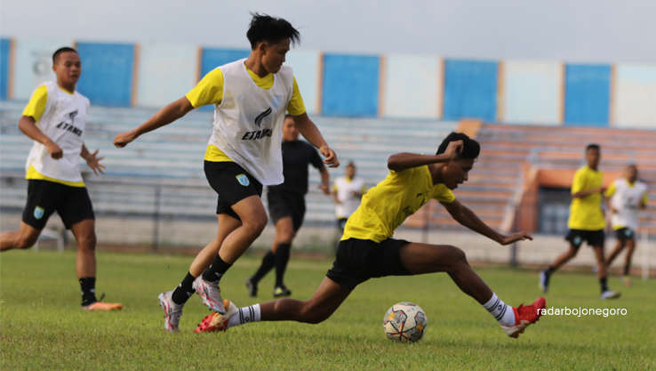 JADI BAHAN EVALUASI: Pemain yang sudah resmi direkrut dan 12 pemain seleksi menjalani game internal di Stadion Surajaya, kemarin (8/7). (ANJAR DWI PRADIPTA/RDR.LMG)