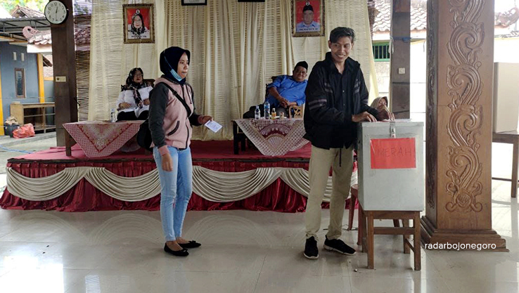 MENCOBLOS: Warga di salah satu desa memberikan hak suaranya pada pilkades serentak 8 Juli lalu. (LUKMAN HAKIM/RDR.BLORA)