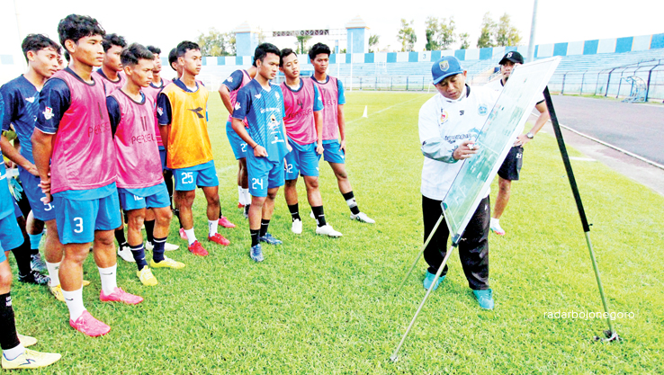 BERI KESEMPATAN: Tim pelatih sepak bola putra Lamongan meminta satu pemain yang ikut TC di Persela, bisa memanfaatkan kesempatan dengan baik. (ANJAR DWI PRADIPTA/RDR.LMG)