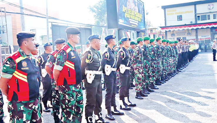 PERSIAPAN OPERASI SEMERU: Gelar pasukan di halaman Polres Lamongan kemarin pagi (10/7) melibatkan anggota TNI. (M. GAMAL AYATOLLAH/RDR.LMG)