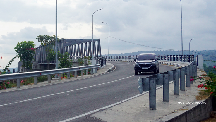 MELINTASI BENGAWAN: Jembatan Kanor-Rengel ini menghubungkan Bojonegoro-Tuban. Akses melintasi sungai. (YUAN EDO/RDR.BJN)