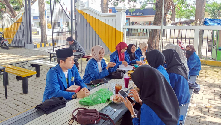 CERIA: Para mahasiswa kampus lokal Blora tengah beristirahat di Cafe usai kegiatan. (LUKMAN HAKIM/RDR.BLORA)