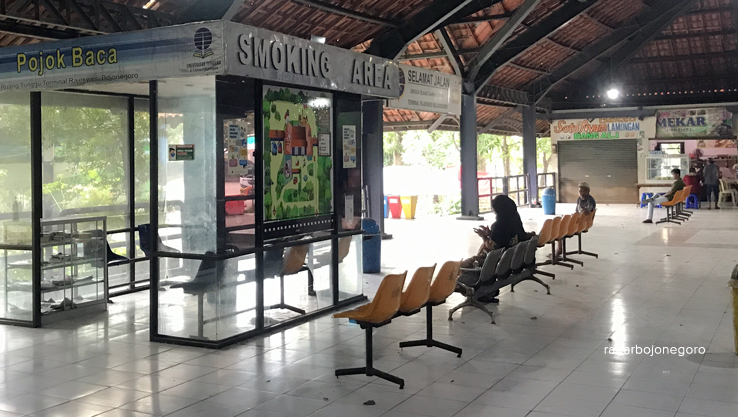 TEMPAT MEROKOK: Ruang smoking area di Terminal Bojonegoro. Ruang ini khusus bagi perokok. (BHAGAS DANI PURWOKO/RDR.BJN)