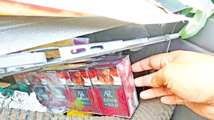 HARUS DITINDAK: Rokok ilegal yang berceceran di dalam mobil minibus nopol L 1359 C usai mengalami laka lantas di jalan nasional, tepatnya di Desa Kesambi, Kecamatan Pucuk, kemarin (10/7). (ANJAR DWI P